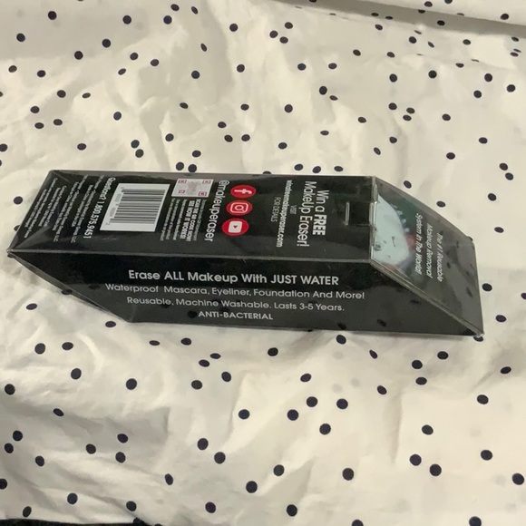 🆕MAKEOVER ESSENTIALS! Chic Black make up eraser - Picture 4 of 11